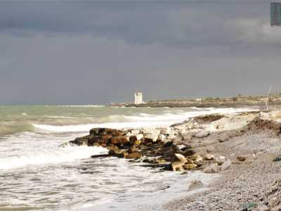 Sulla nostra destra sfila la silhouette della Torre Calderina che d� il nome alla zona